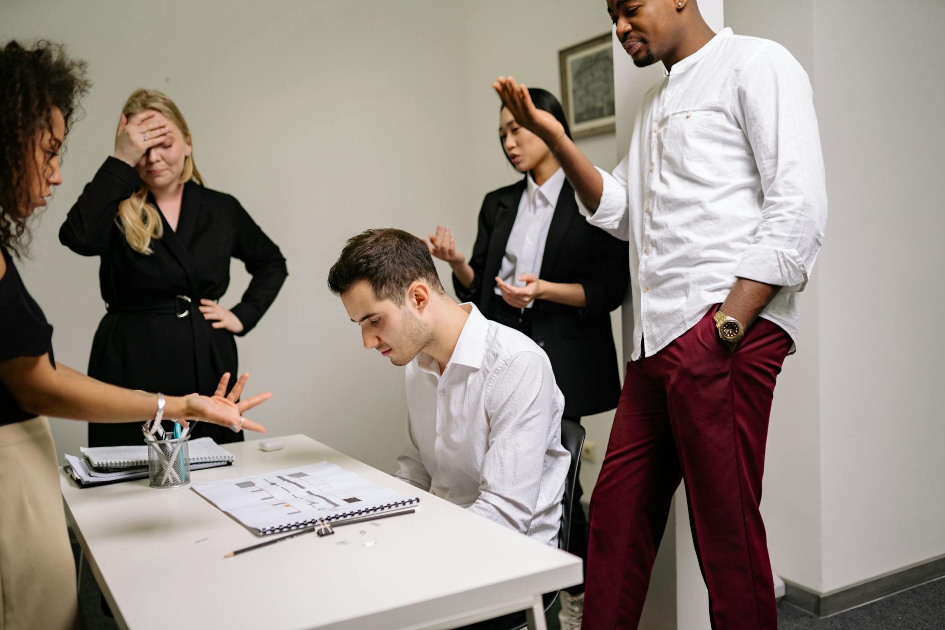 Accusation mensongère au travail : poser le décor et reprendre la main rapidement — discussion de conflit au bureau