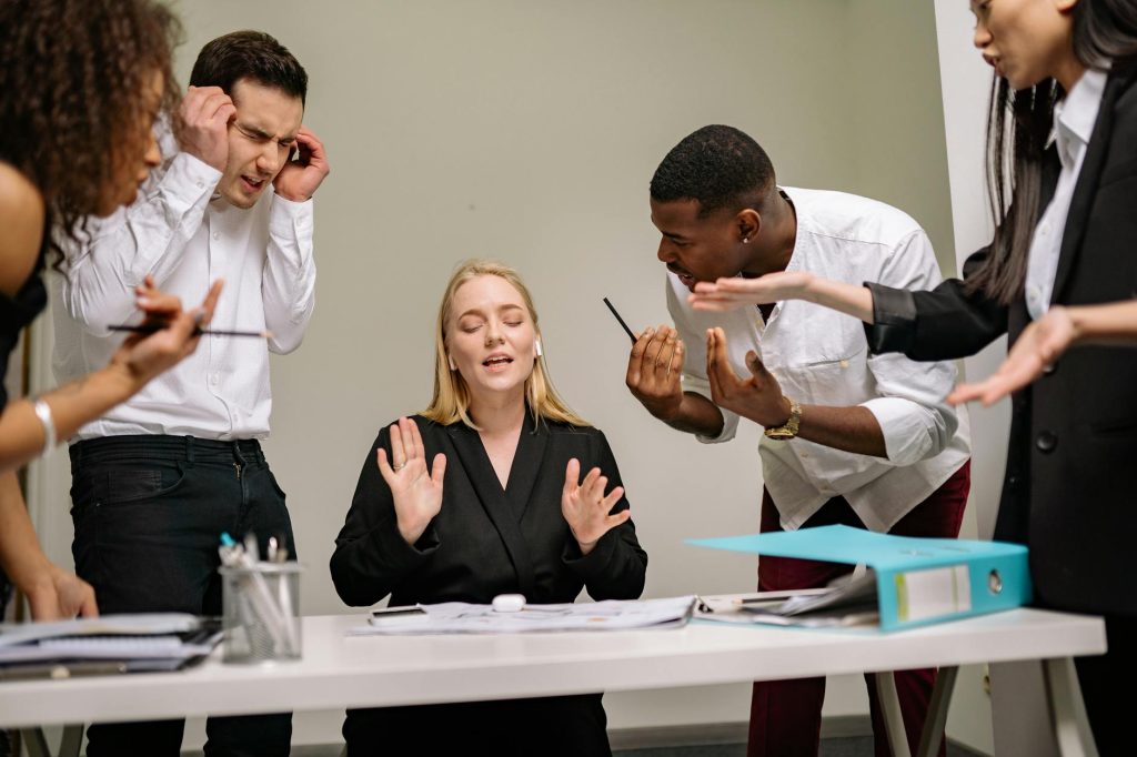 Accusation mensongère au travail comment — discussion de conflit au bureau