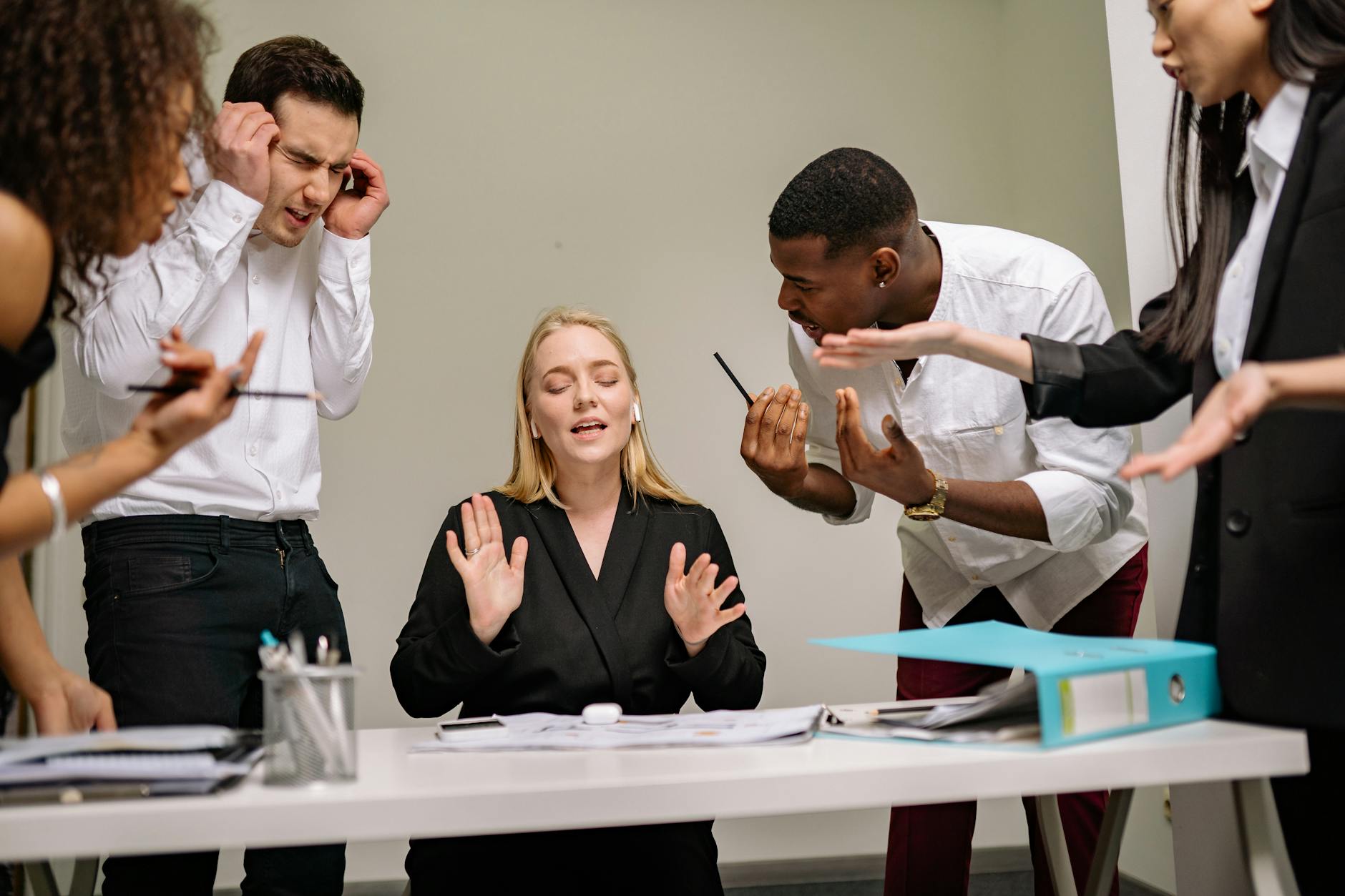 Accusation mensongère au travail comment — discussion de conflit au bureau