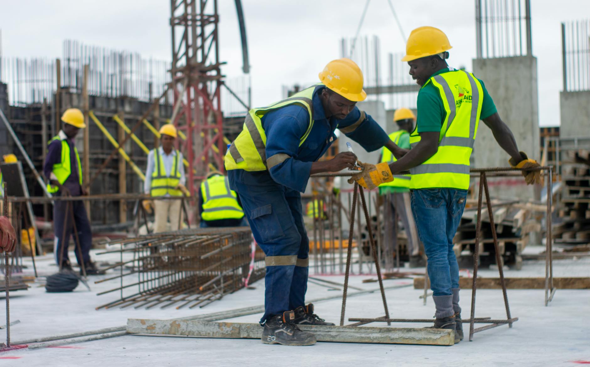 Grille de salaire BTP 2025 : structure, coefficients et salaires à jour par statut — ouvriers du bâtiment sur un chantier