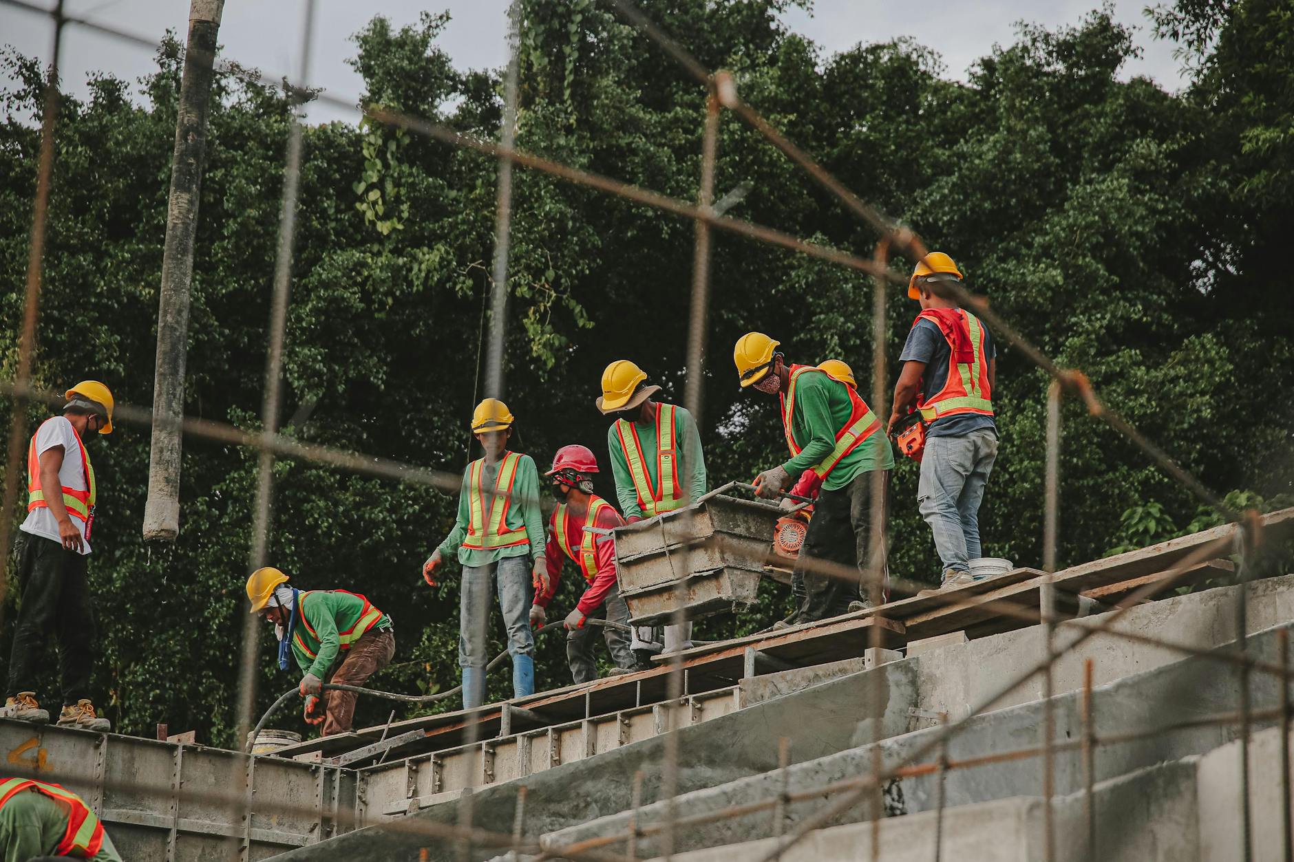 Grille de salaire BTP 2025 — ouvriers du bâtiment sur un chantier