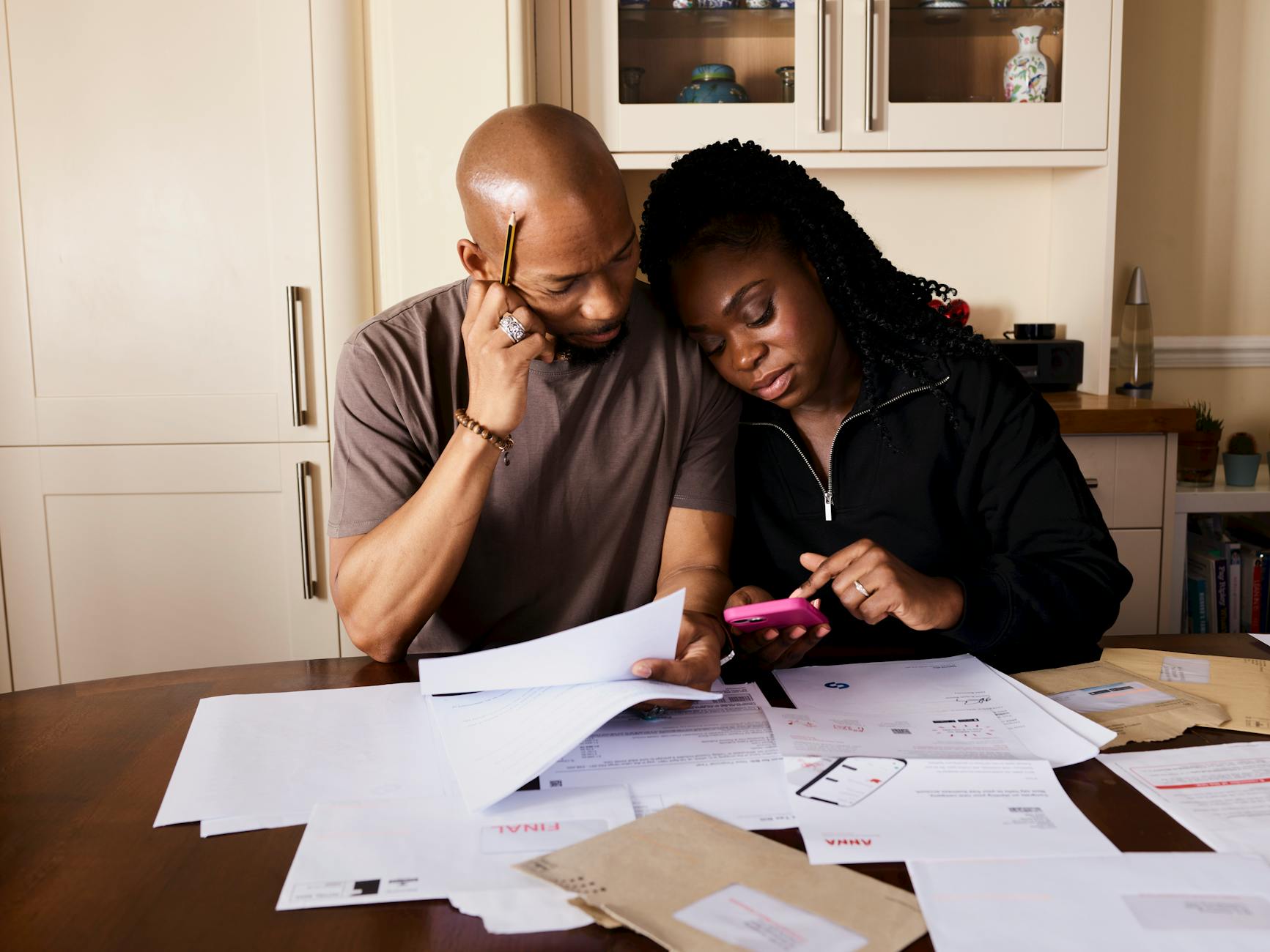 Majoration des allocations familiales à 18 ans : ce que le décret change vraiment dans les faits — famille discutant finances à la maison
