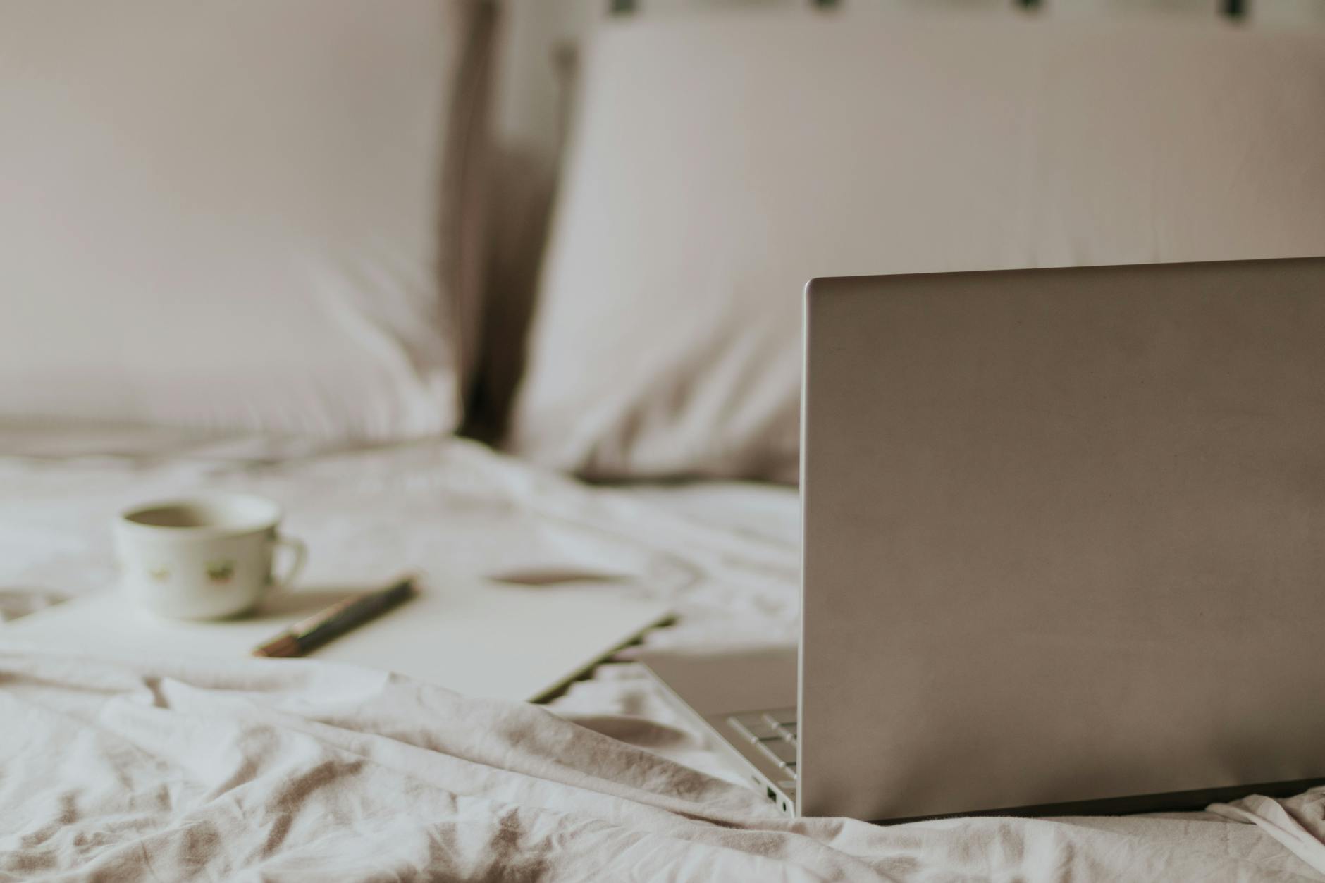 Métier calme sans diplôme : comprendre ce que tu cherches vraiment avant de bouger — espace de travail calme avec ordinateur et café