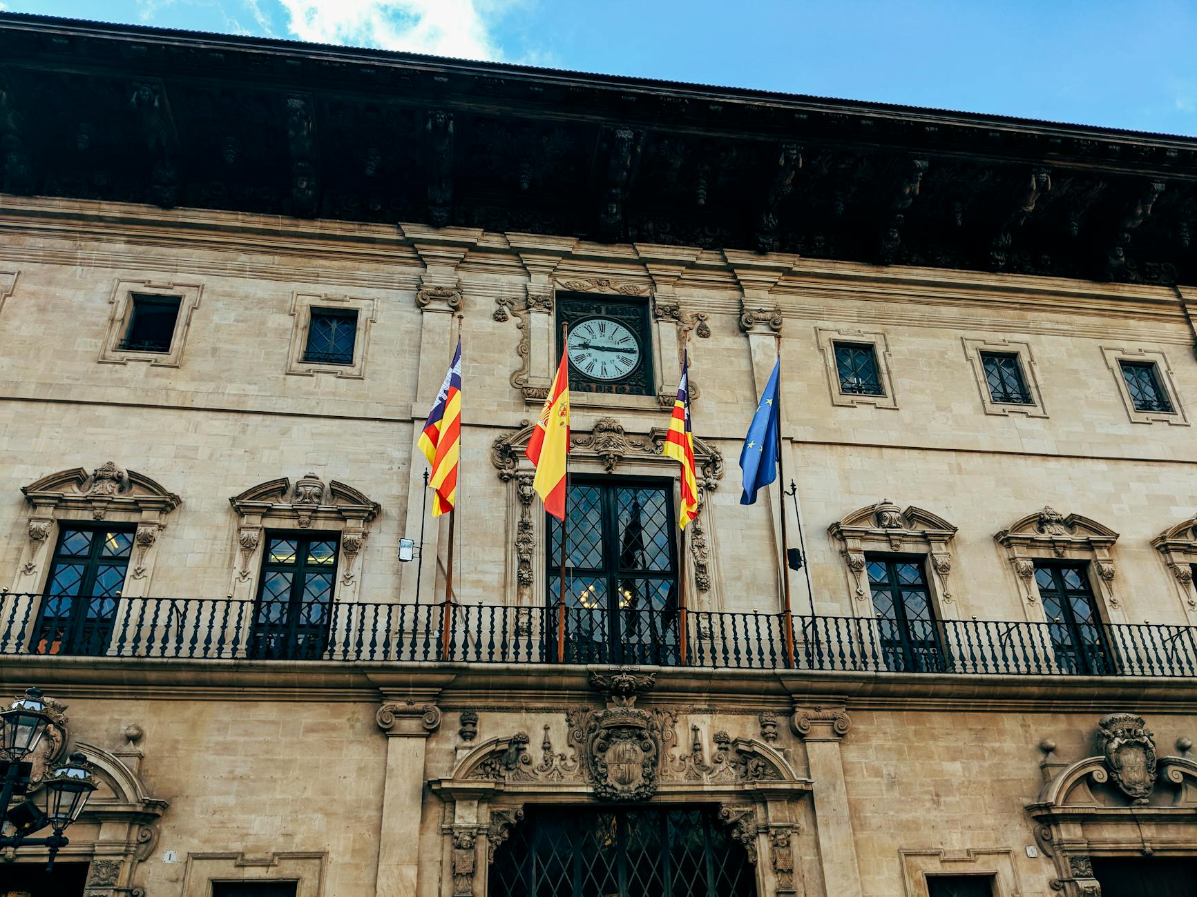 Salaire d’un maire de 1 000 habitants en 2026 : barème, brut/net et réalité du mandat — réunion de maire dans une mairie
