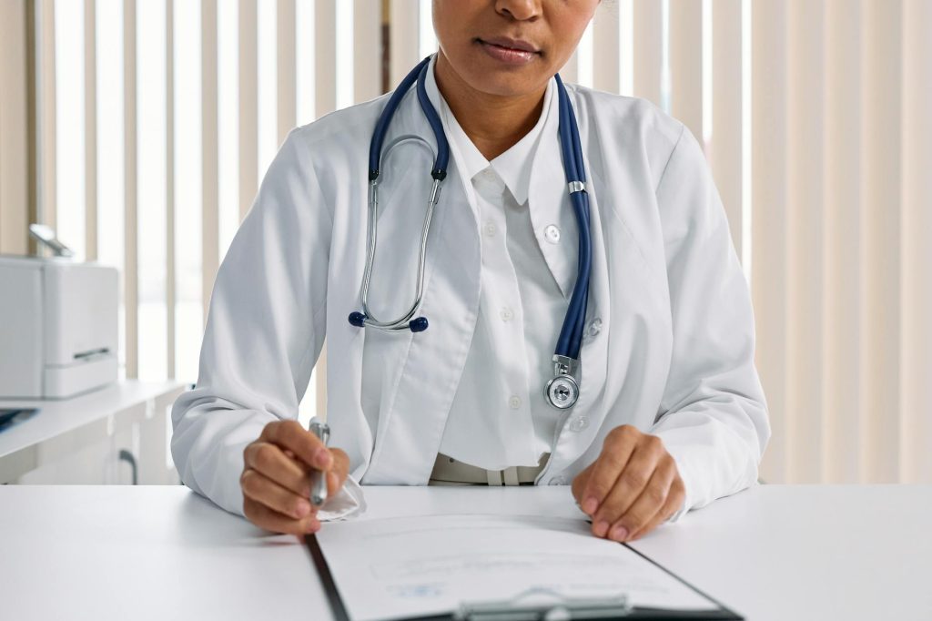 Arrêt de travail pour le — médecin rédigeant un arrêt de travail