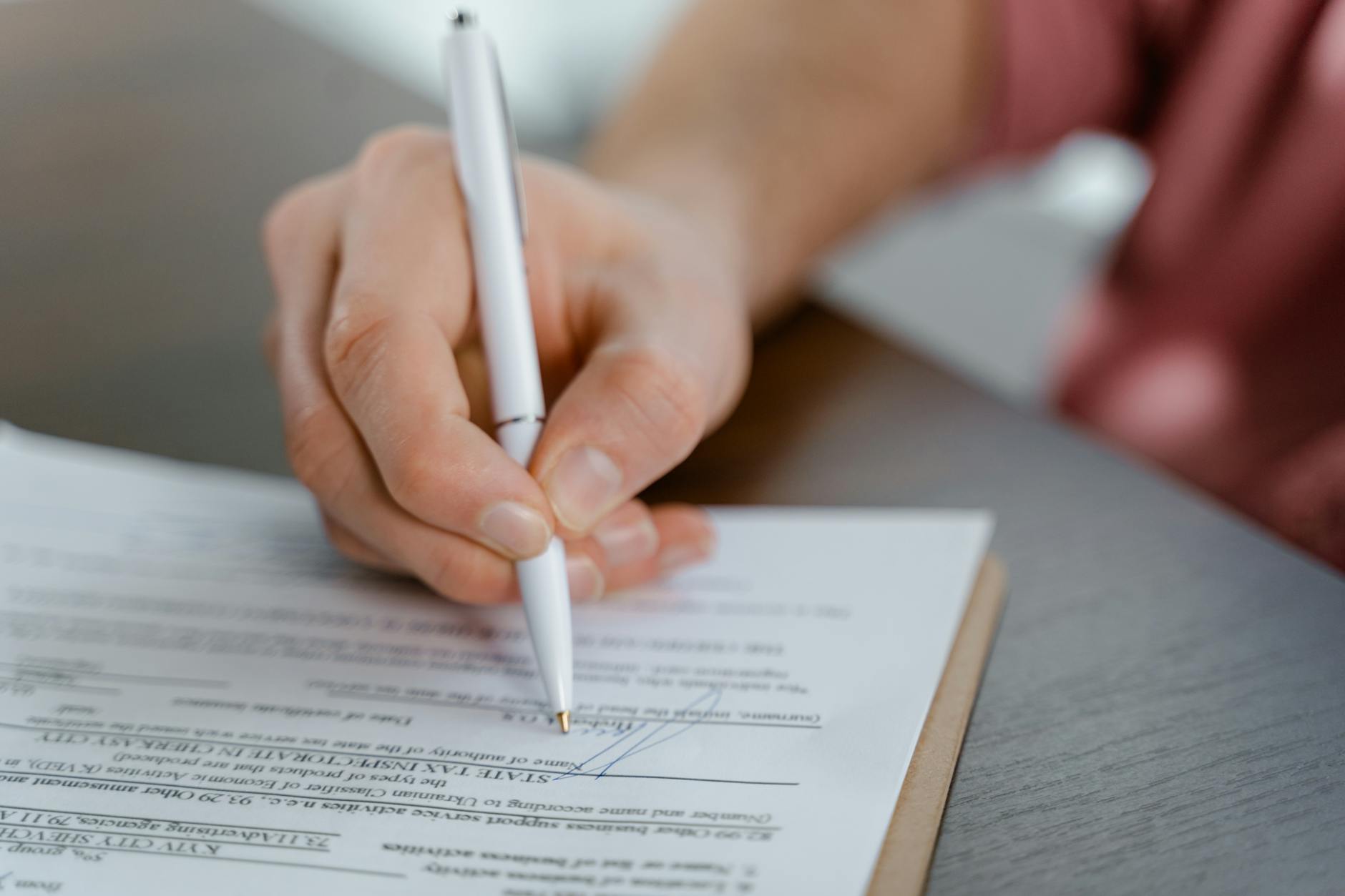 Avenant au contrat de travail : définition, rôle et erreurs de base à éviter — signature de contrat au bureau