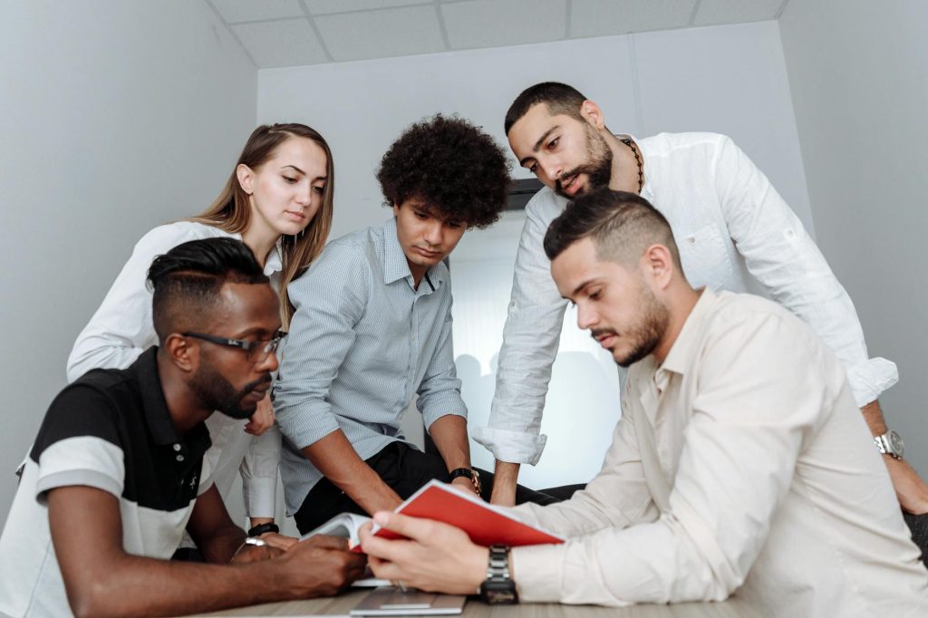 CSE France Travail PACA rôle, — réunion d'équipe collaboration au travail