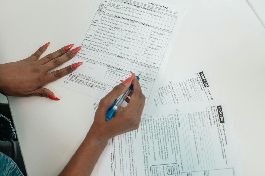 Exemple de livret 2 VAE — personne remplissant un formulaire VAE