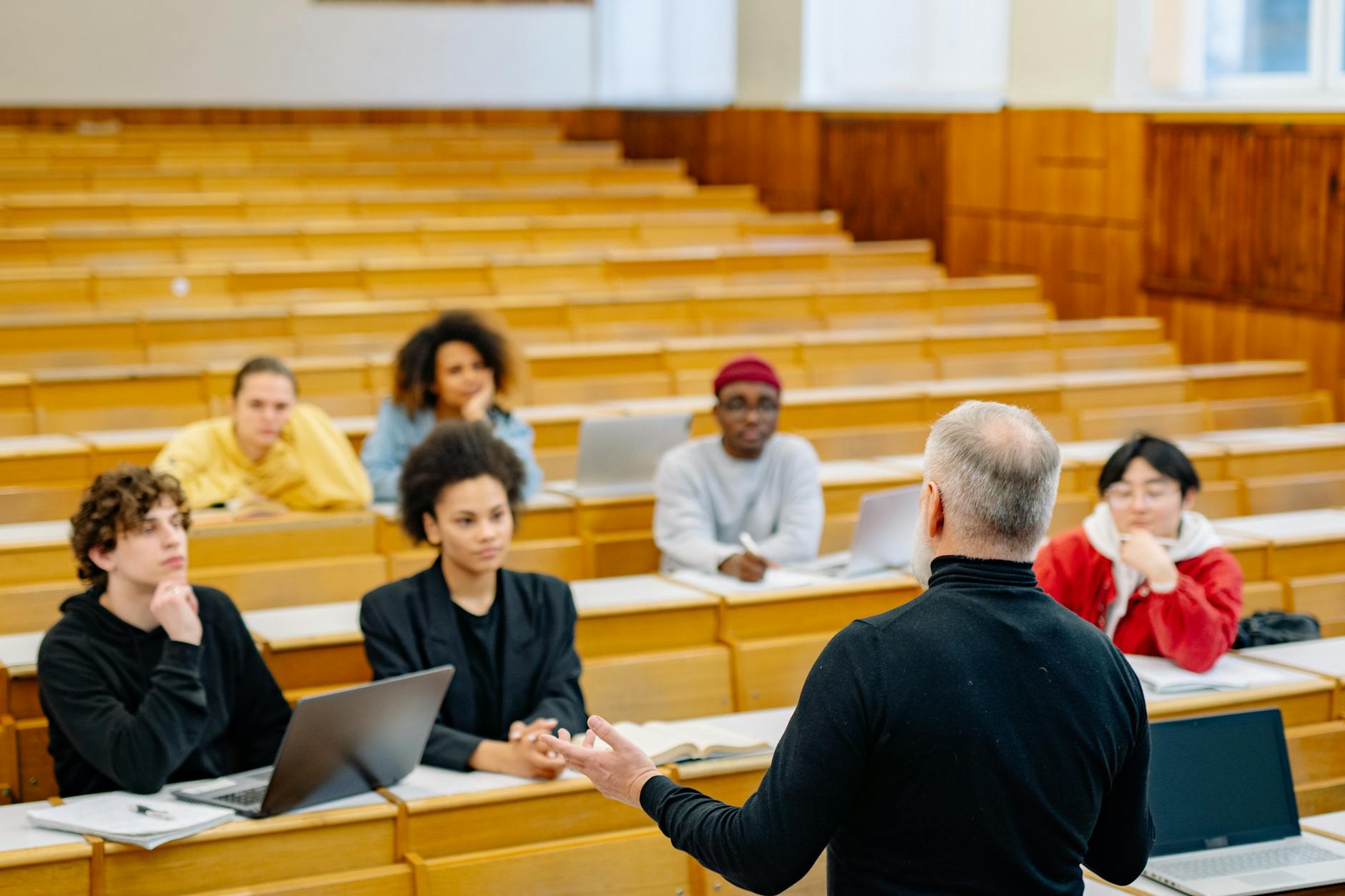 Formation Reiki éligible CPF : comment fonctionne vraiment le système de financement — cours de formation Reiki avec étudiants