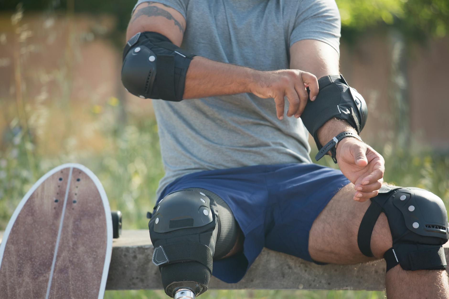 Peut-on continuer à travailler avec une rupture des ligaments croisés sans tout arrêter — personne avec attelle au genou au travail
