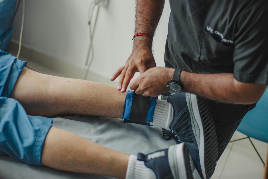 Peut-on travailler avec une rupture — personne avec attelle au genou au travail
