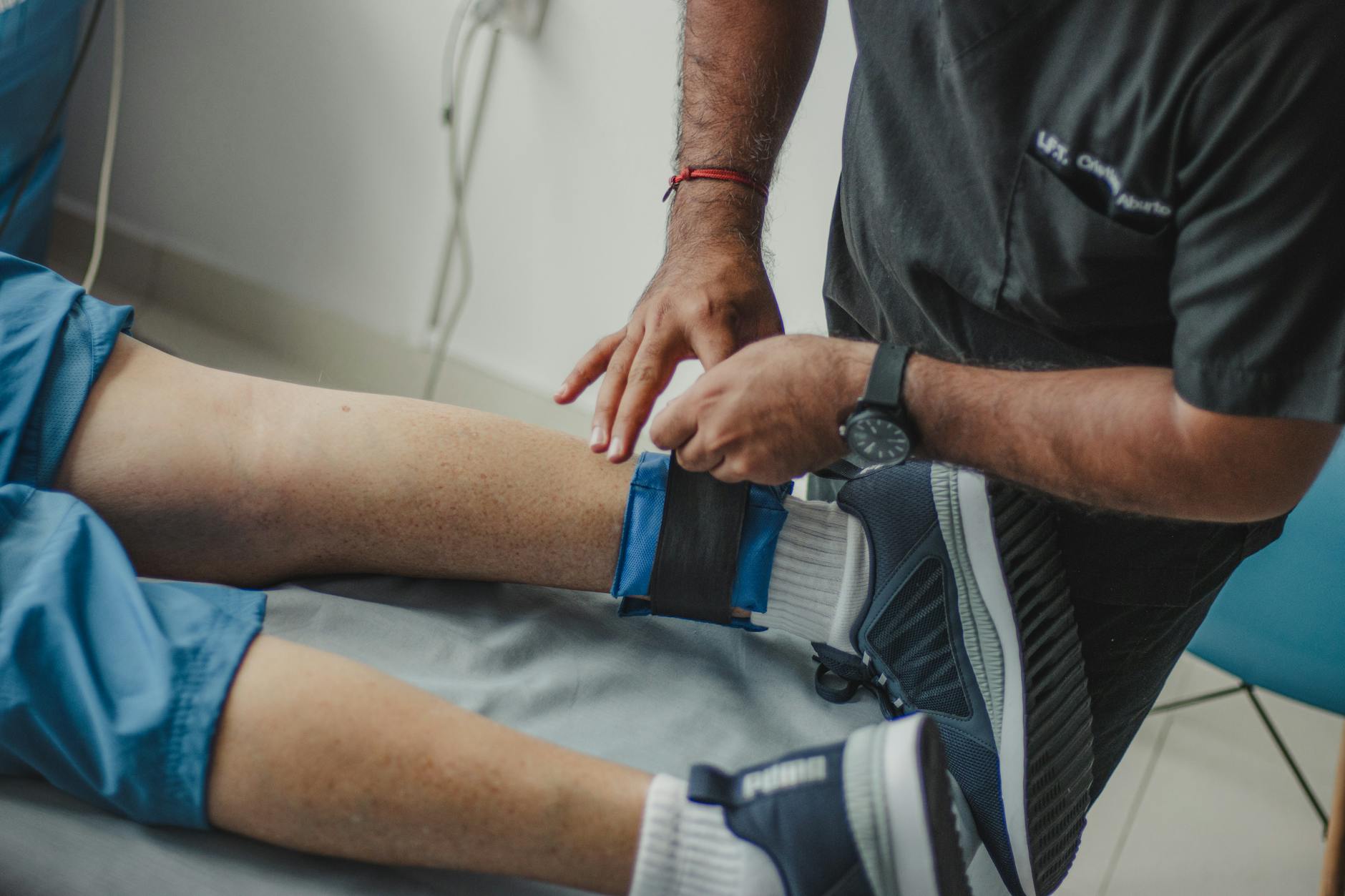 Peut-on travailler avec une rupture — personne avec attelle au genou au travail