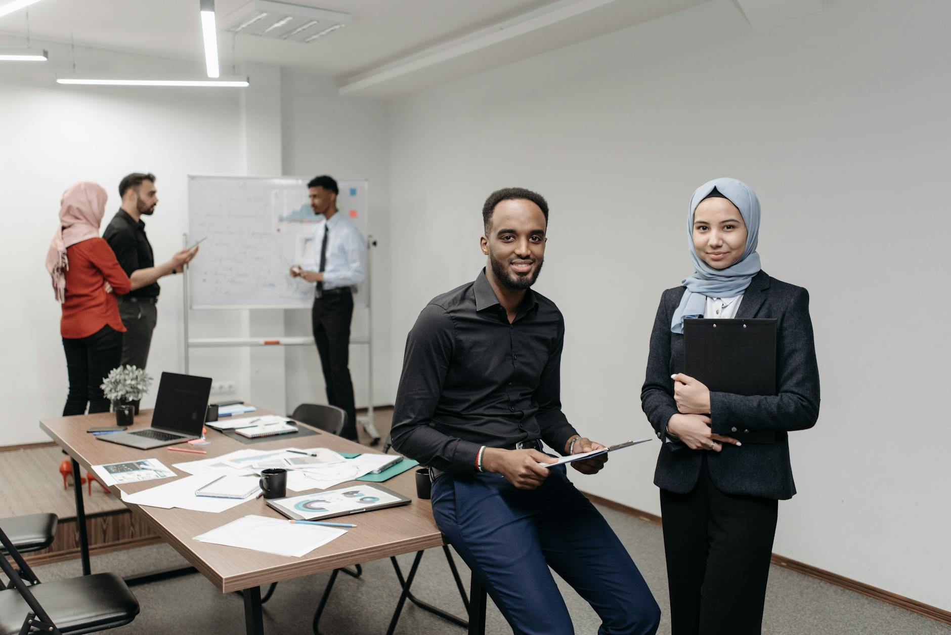 Travailler aux États-Unis en 2026 : comprendre le nouveau paysage des visas et du marché de l’emploi — groupe diversifié de professionnels au bureau