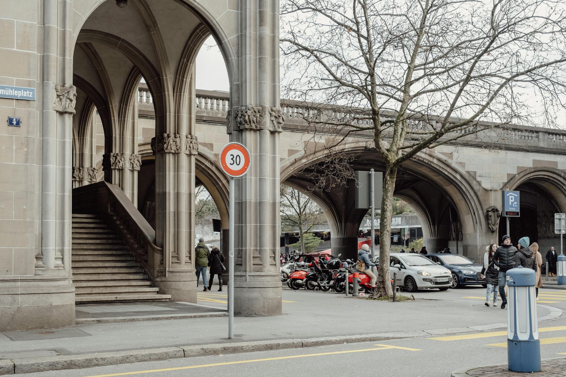 Travailler en Suisse vs rester salarié en France près de la frontière — passage de frontière suisse avec voitures