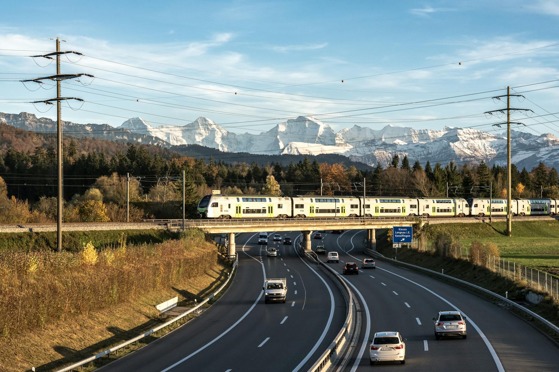 Travailler en Suisse les vrais — passage de frontière suisse avec voitures