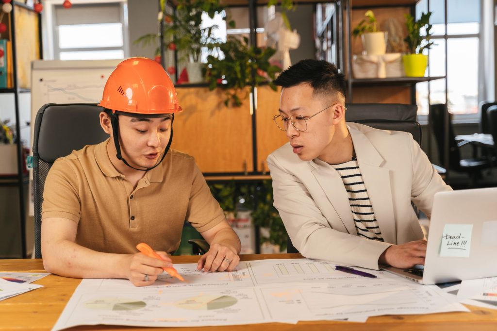 Advae qui sont ces éditeurs — réunion d'équipe logiciel de construction
