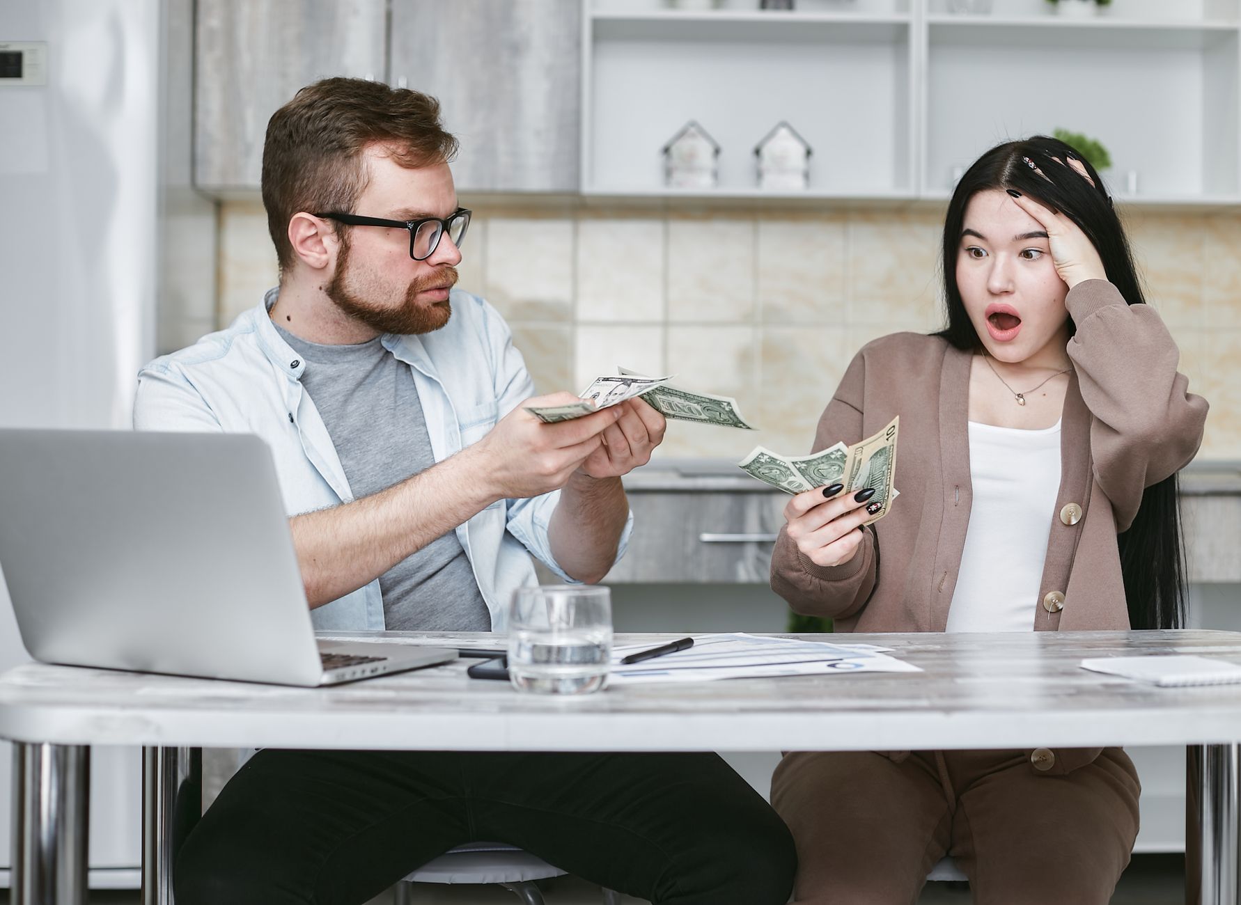 Prime d'activité : comprendre les bases avant de parler salaire maximum par foyer — famille discutant finances à la maison