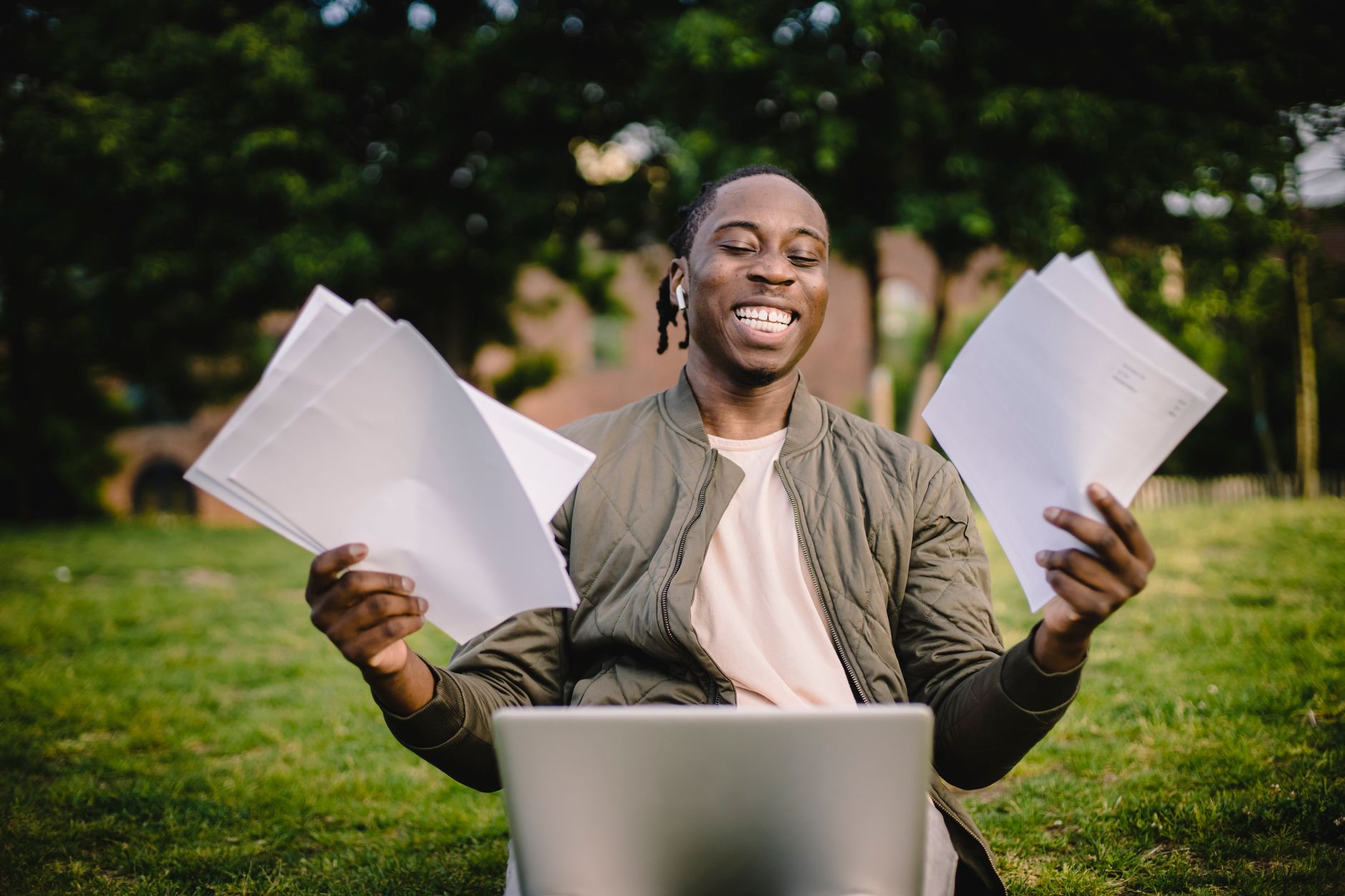 Résultats du bac 2025 dates — étudiants célébrant les résultats d'examen