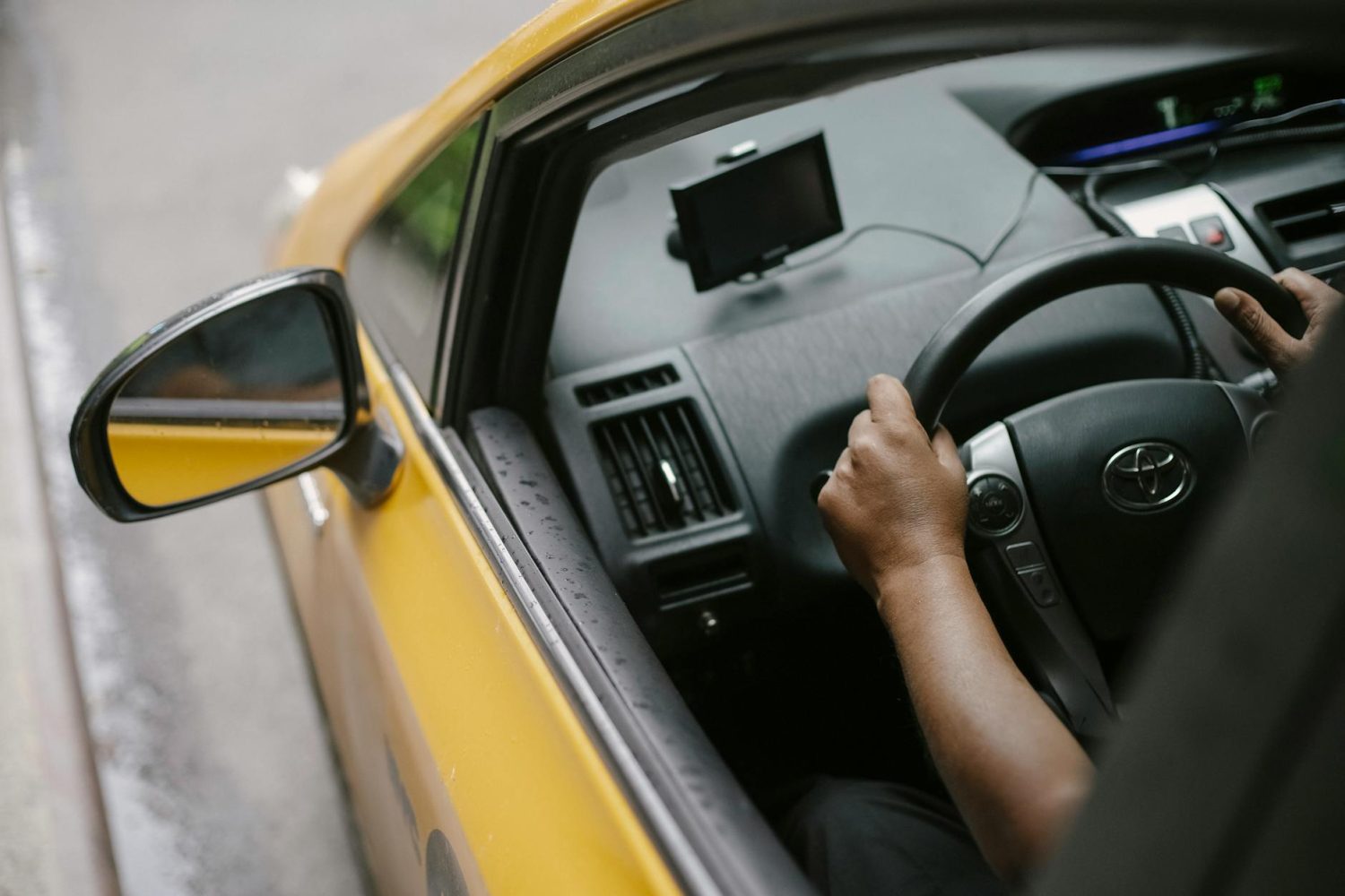 Salaire d&rsquo;un chauffeur VTC : net par mois, débutant et différences entre plateformes