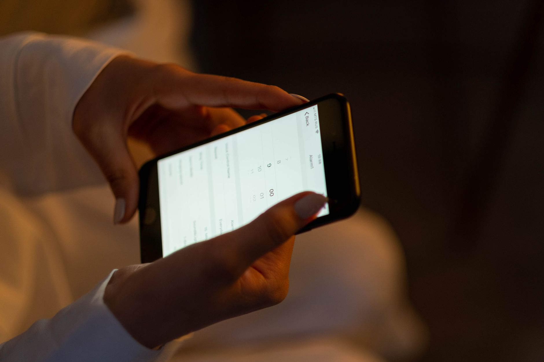 Bug CAF aujourd’hui : reconnaître une panne générale du site ou de l’appli — personne utilisant une application sur smartphone