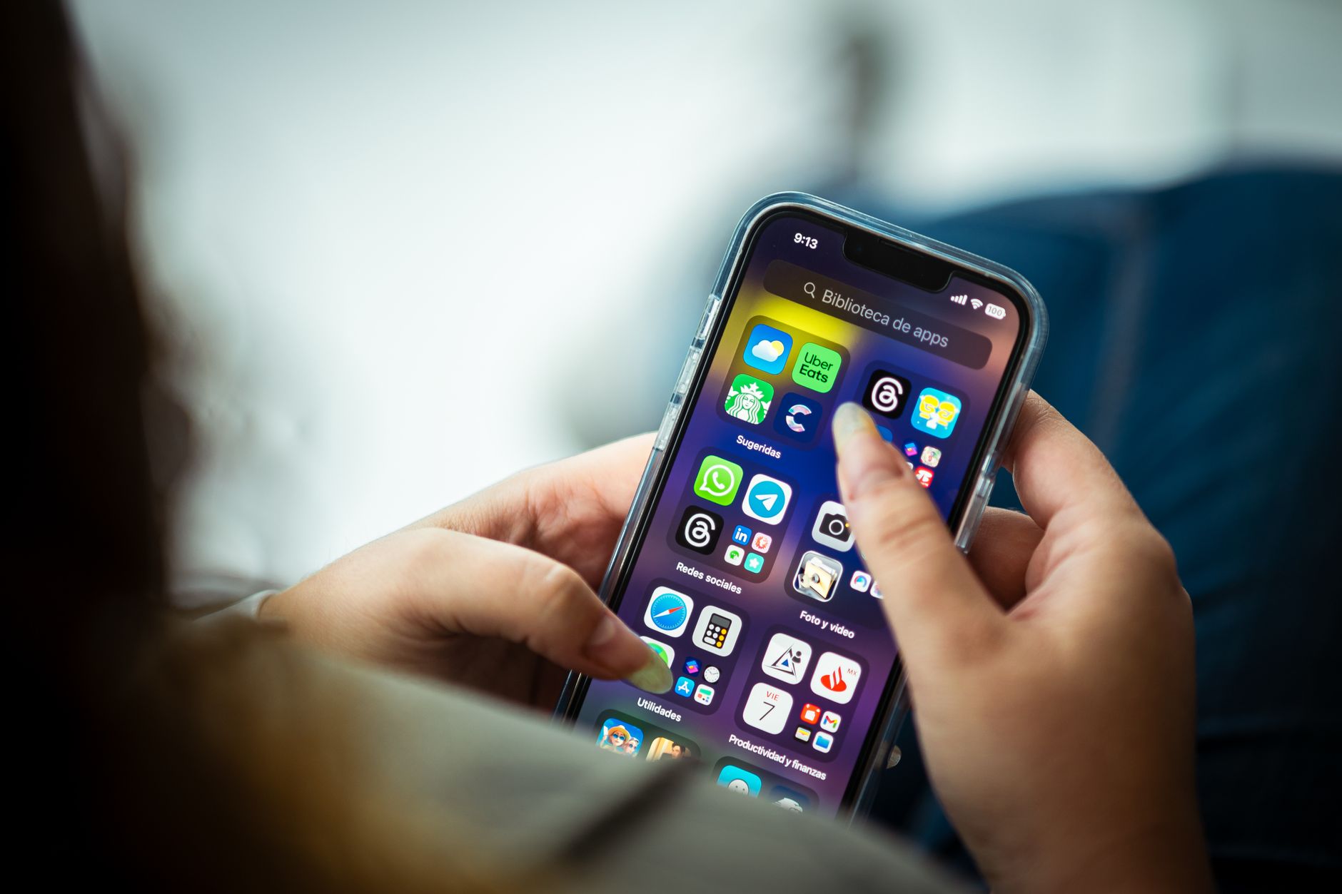 Bug CAF que faire quand — personne utilisant une application sur smartphone