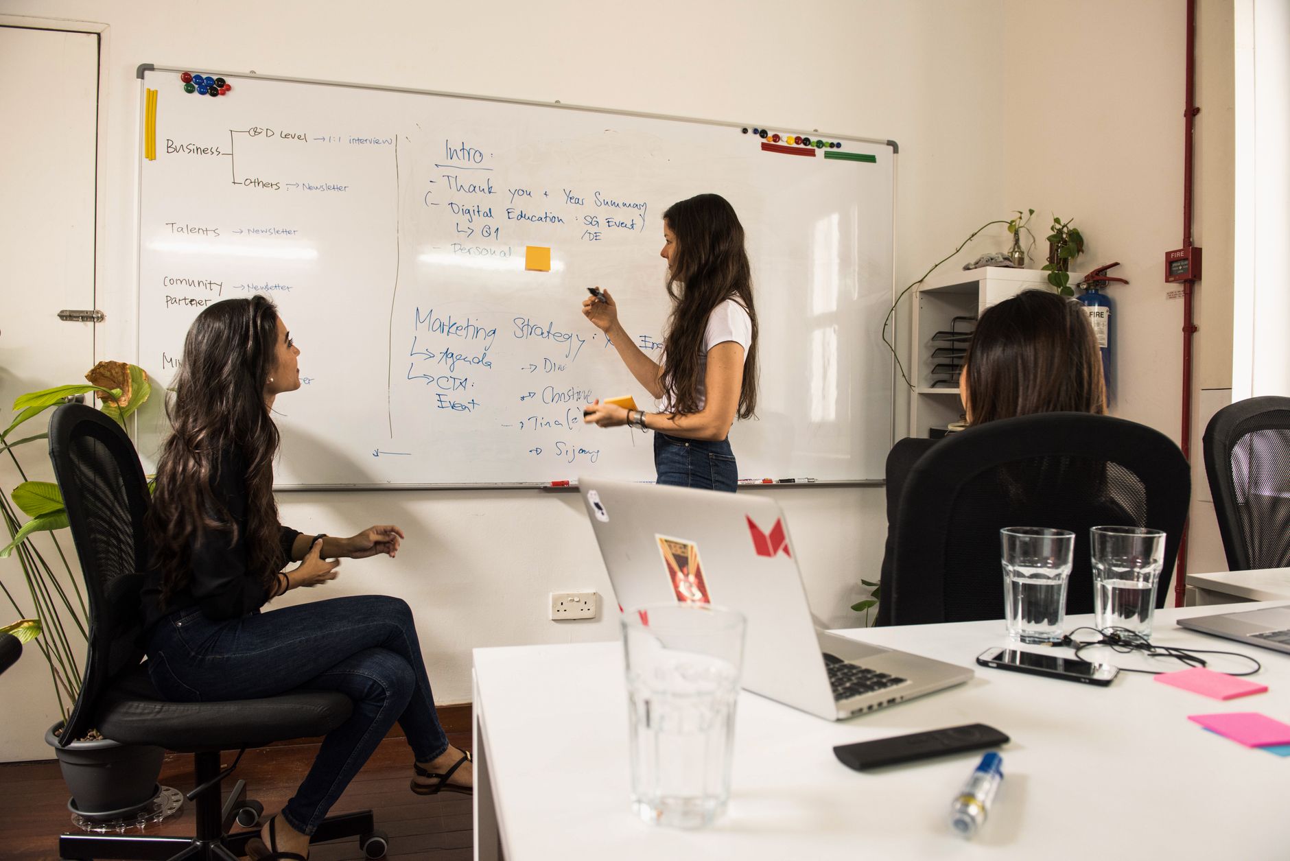 Citations sur le travail au quotidien : retrouver du sens sans se mentir — réunion d'équipe séance de brainstorming