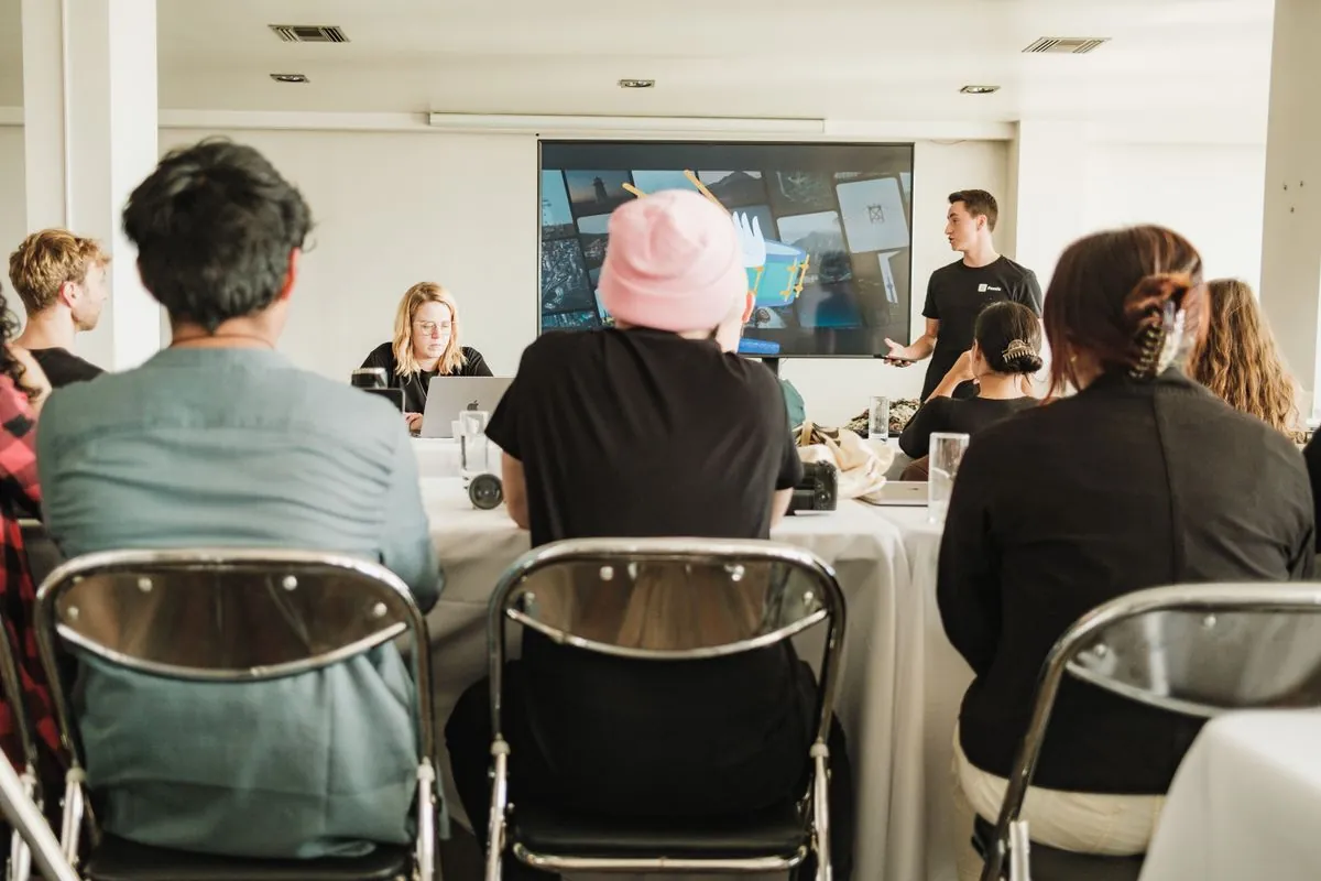 Participants suivant une présentation sur écran lors d'un atelier de travail