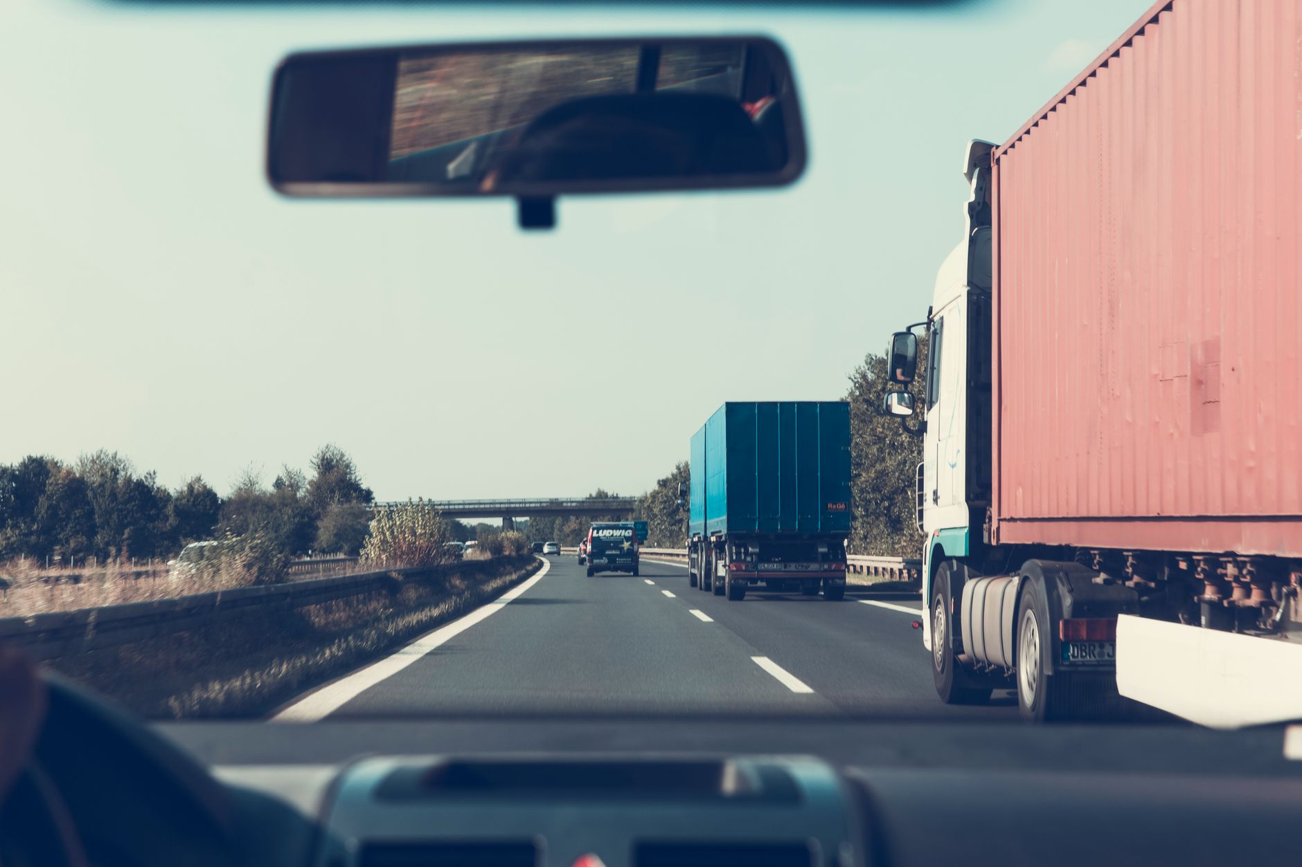 Salaire chauffeur poids lourd en France aujourd’hui : fourchettes réelles et leviers cachés — chauffeur poids lourd sur autoroute