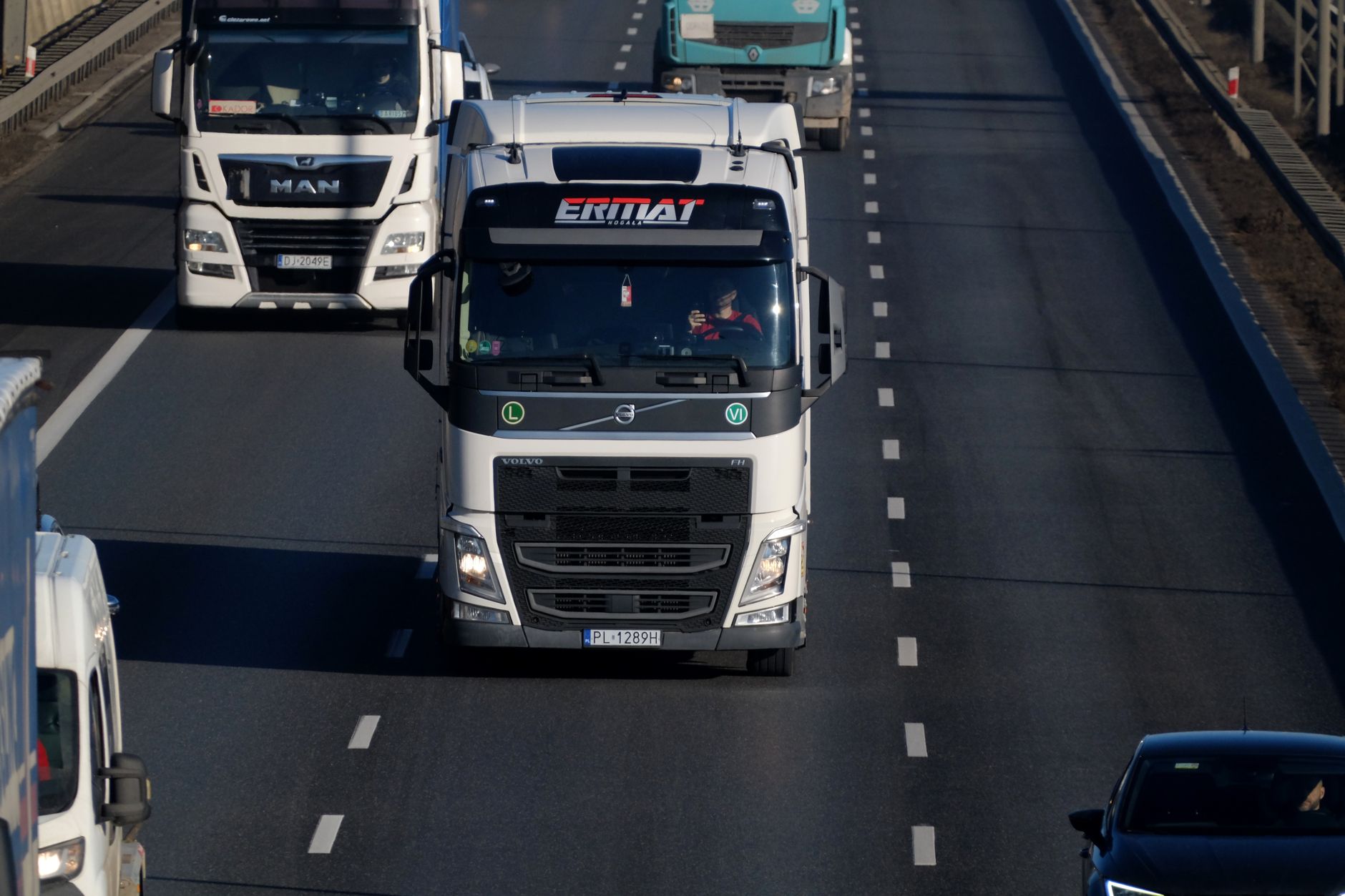 Salaire d'un chauffeur poids lourd — chauffeur poids lourd sur autoroute