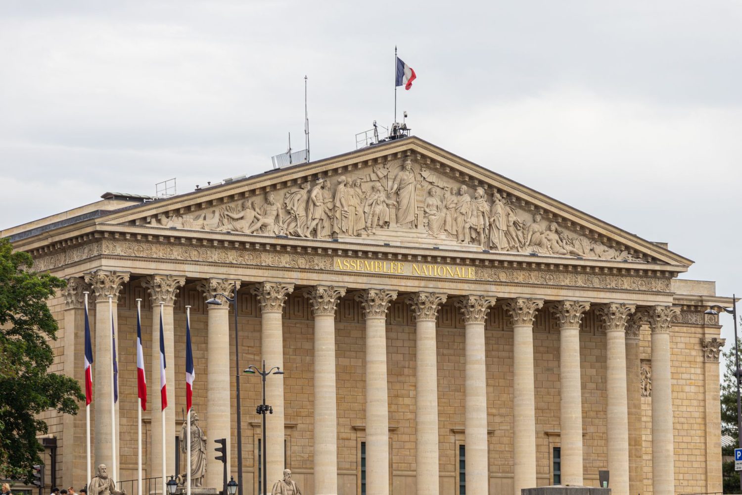 Combien gagne un député français : salaire, indemnités et retraite