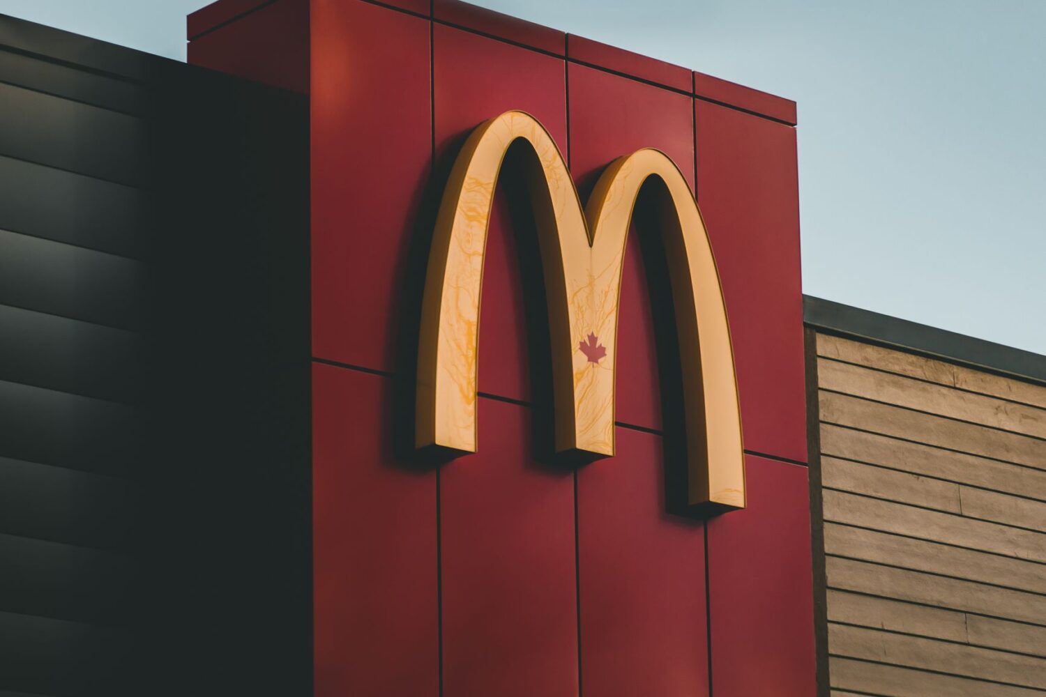 Salaire chez McDonald&rsquo;s : grille, primes et salaire par heure en France