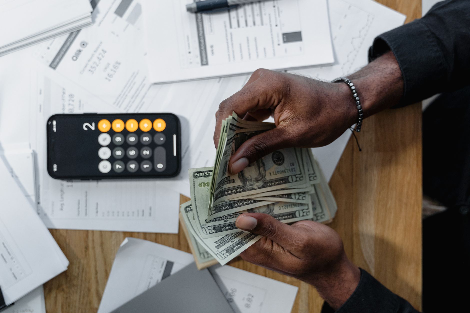 SMIC net 2026 : les montants mensuels et horaires à connaître — calculatrice avec documents de salaire